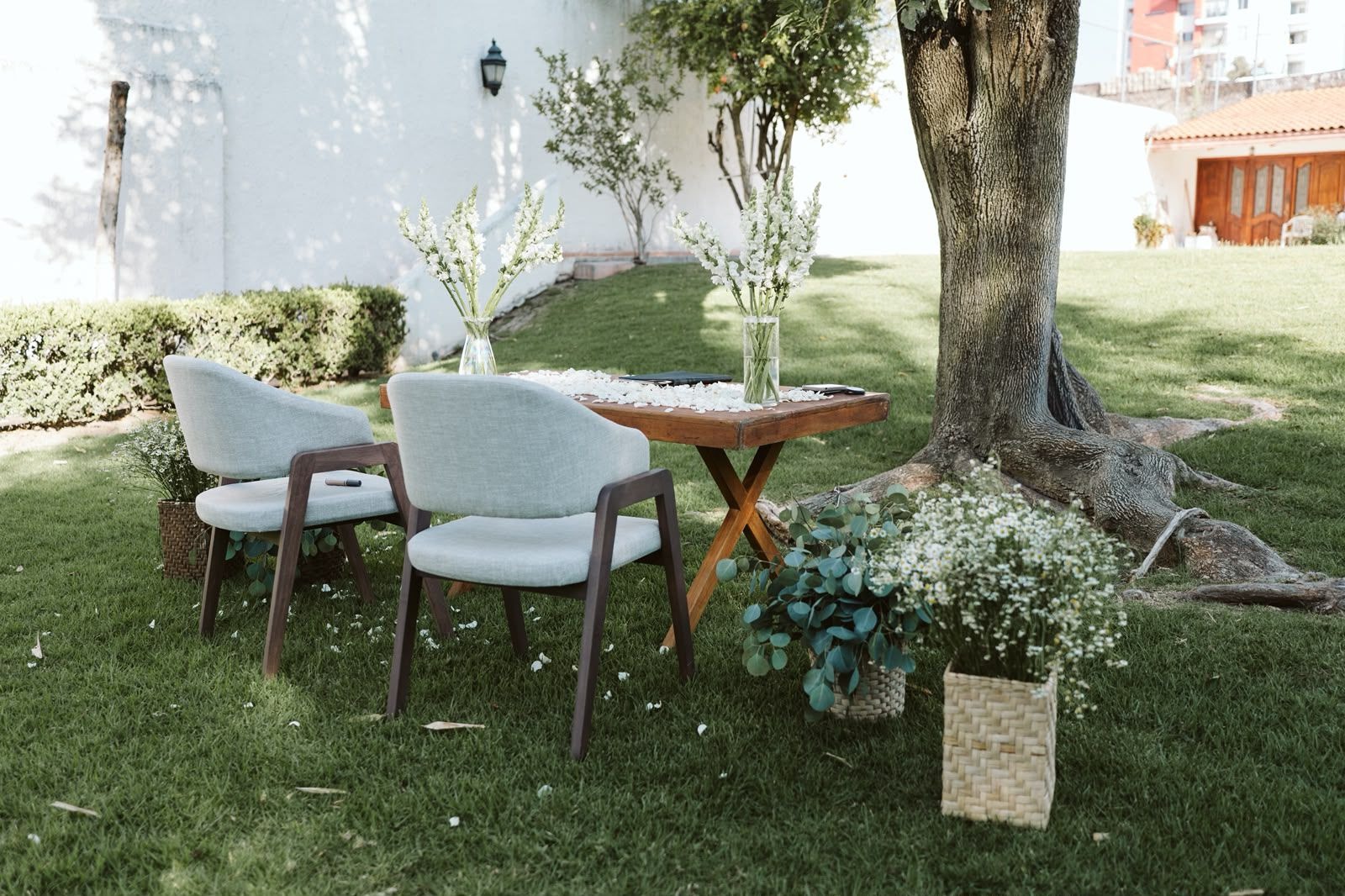 Ambientación floral para una celebración en jardín